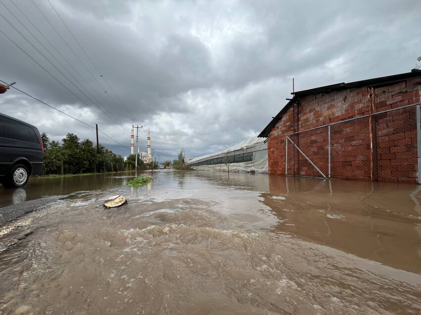 Dereler taştı, mahalleler su altında kaldı, İstanbul'da da başladı... Şiddetli yağış tam 38 saat sürecek!