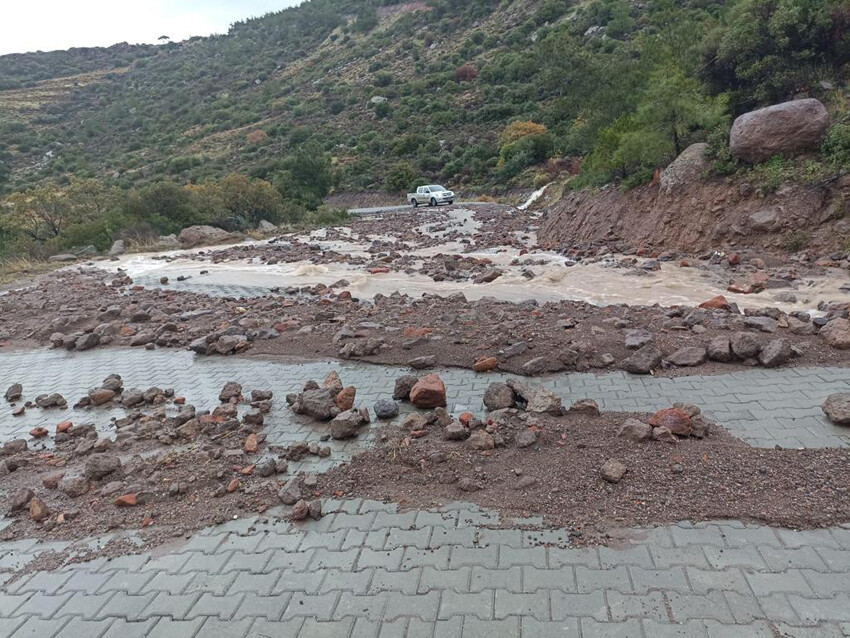 Dereler taştı, mahalleler su altında kaldı, İstanbul'da da başladı... Şiddetli yağış tam 38 saat sürecek!