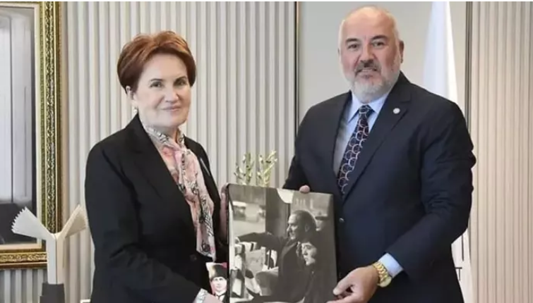 İYİ Parti'de yaprak dökümü devam ediyor! İstanbul il başkan yardımcısı ve grup başkanvekili istifa etti İYİ Parti'de yaprak dökümü devam ediyor! İstanbul il başkan yardımcısı ve grup başkanvekili istifa etti