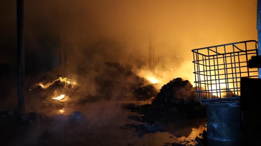 Eskişehir’de geri dönüşüm tesisindeki korkutan yangın 3 saatlik çalışmayla kontrol altına alındı