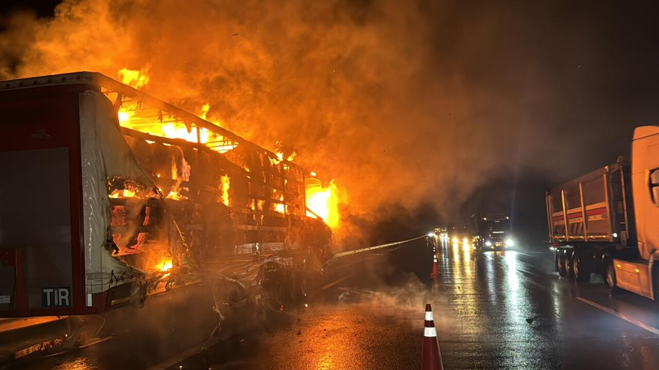 Otoyolda yangın paniği: Pamuk yüklü tır alev alev yandı