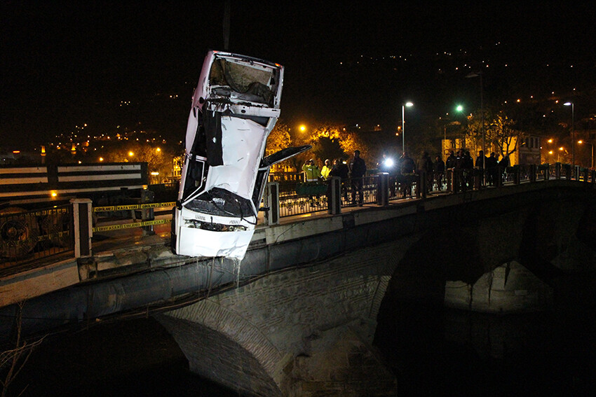 Amasya'da acı kaza! Yeşilırmak'a uçtu Amasya'da acı kaza! Yeşilırmak'a uçtu