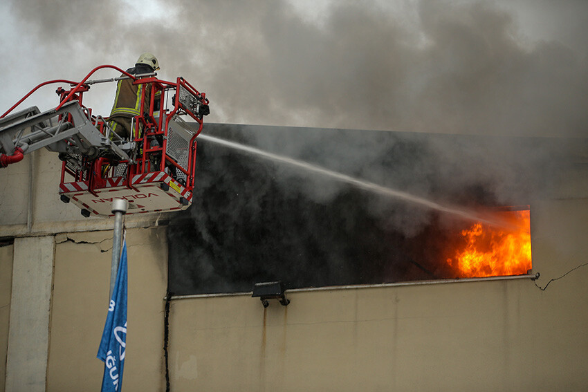 Bursa'da korkutan yangın! Siyah dumanlar gökyüzünü kapladı