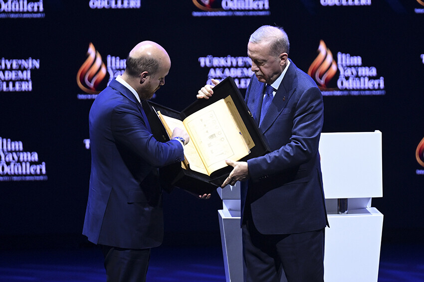 Bilal Erdoğan'dan Cumhurbaşkanı Erdoğan'a hediye Bilal Erdoğan'dan Cumhurbaşkanı Erdoğan'a hediye