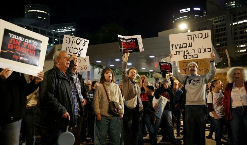 İsrail ayaklandı, Tel Aviv'de dev protesto: Vatandaşlar yağmur olup sokaklara döküldü ‘Katil ordusu’ İsrail ayaklandı, Tel Aviv'de dev protesto: Vatandaşlar yağmur olup sokaklara döküldü ‘Katil ordusu’