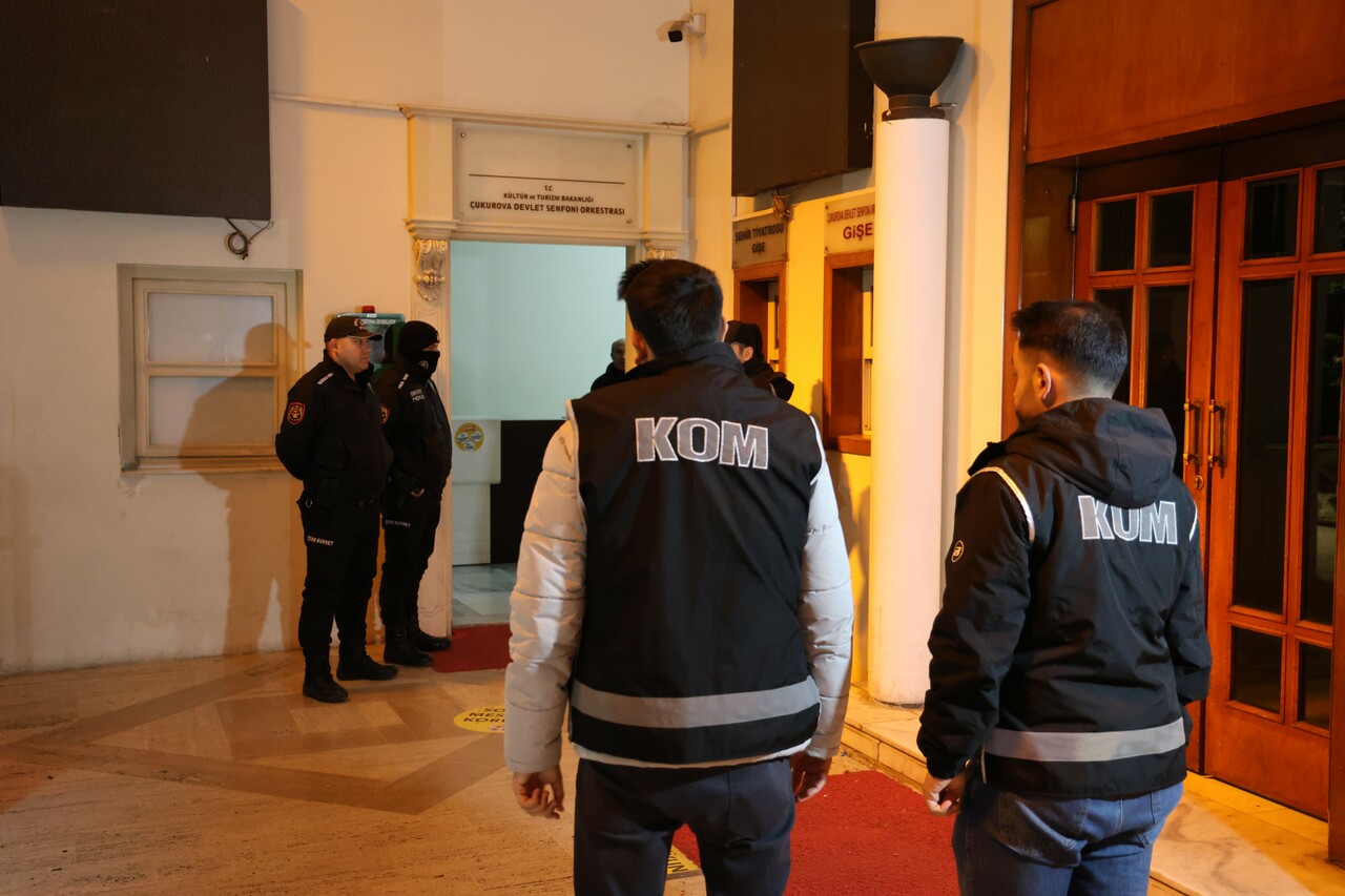 Adana Büyükşehir Belediyesi'ne rüşvet operasyonu! Çok sayıda gözaltı var Adana Büyükşehir Belediyesi'ne rüşvet operasyonu! Çok sayıda gözaltı var