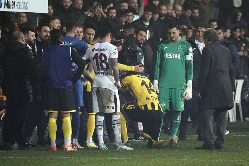 İstanbulspor - Trabzonspor maçında görülmemiş olay! Başkan takımı sahadan çekti İstanbulspor - Trabzonspor maçında görülmemiş olay! Başkan takımı sahadan çekti