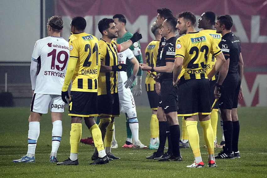 İstanbulspor - Trabzonspor maçında görülmemiş olay! Başkan takımı sahadan çekti İstanbulspor - Trabzonspor maçında görülmemiş olay! Başkan takımı sahadan çekti
