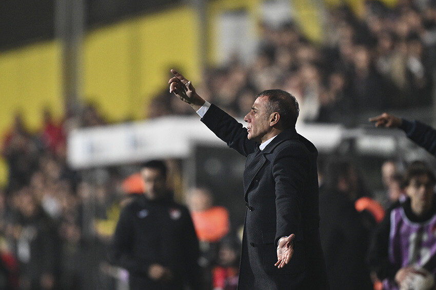 İstanbulspor - Trabzonspor maçında görülmemiş olay! Başkan takımı sahadan çekti İstanbulspor - Trabzonspor maçında görülmemiş olay! Başkan takımı sahadan çekti