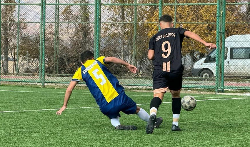 Futbol maçı savaş alanına döndü! Hakem hastaneye kaldırıldı! Jandarma zırhlı araçlarla geldi