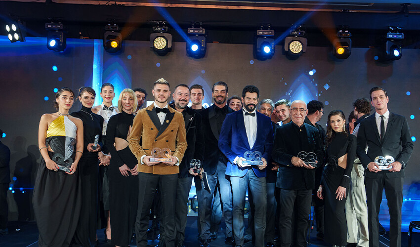 Eski halini unutun! Ata Demirer fit görüntüsüyle ödül törenine damga vurdu