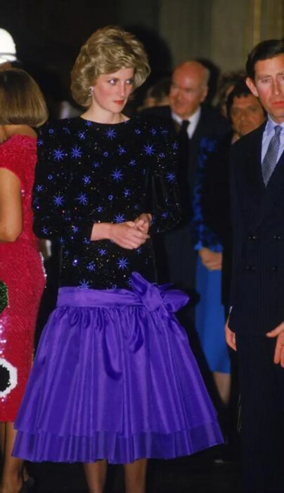 Prenses Diana’nın ikonik elbisesi açık artırmada rekor fiyata satıldı Prenses Diana’nın ikonik elbisesi açık artırmada rekor fiyata satıldı