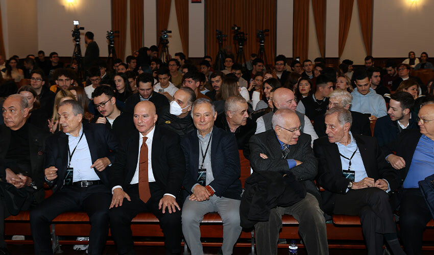 Boğaziçi Üniversitesi yılın en iyi futbolcusu ve teknik direktörünü seçti Boğaziçi Üniversitesi yılın en iyi futbolcusu ve teknik direktörünü seçti