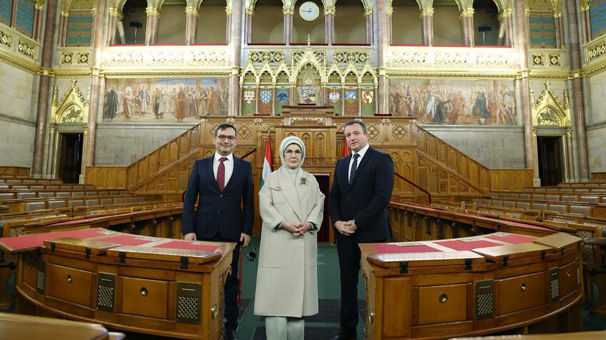 Emine Erdoğan, Macaristan Parlamento Binası ile Türk-Macar Kültür Yılı'na özel sergiyi gezdi Emine Erdoğan, Macaristan Parlamento Binası ile Türk-Macar Kültür Yılı'na özel sergiyi gezdi