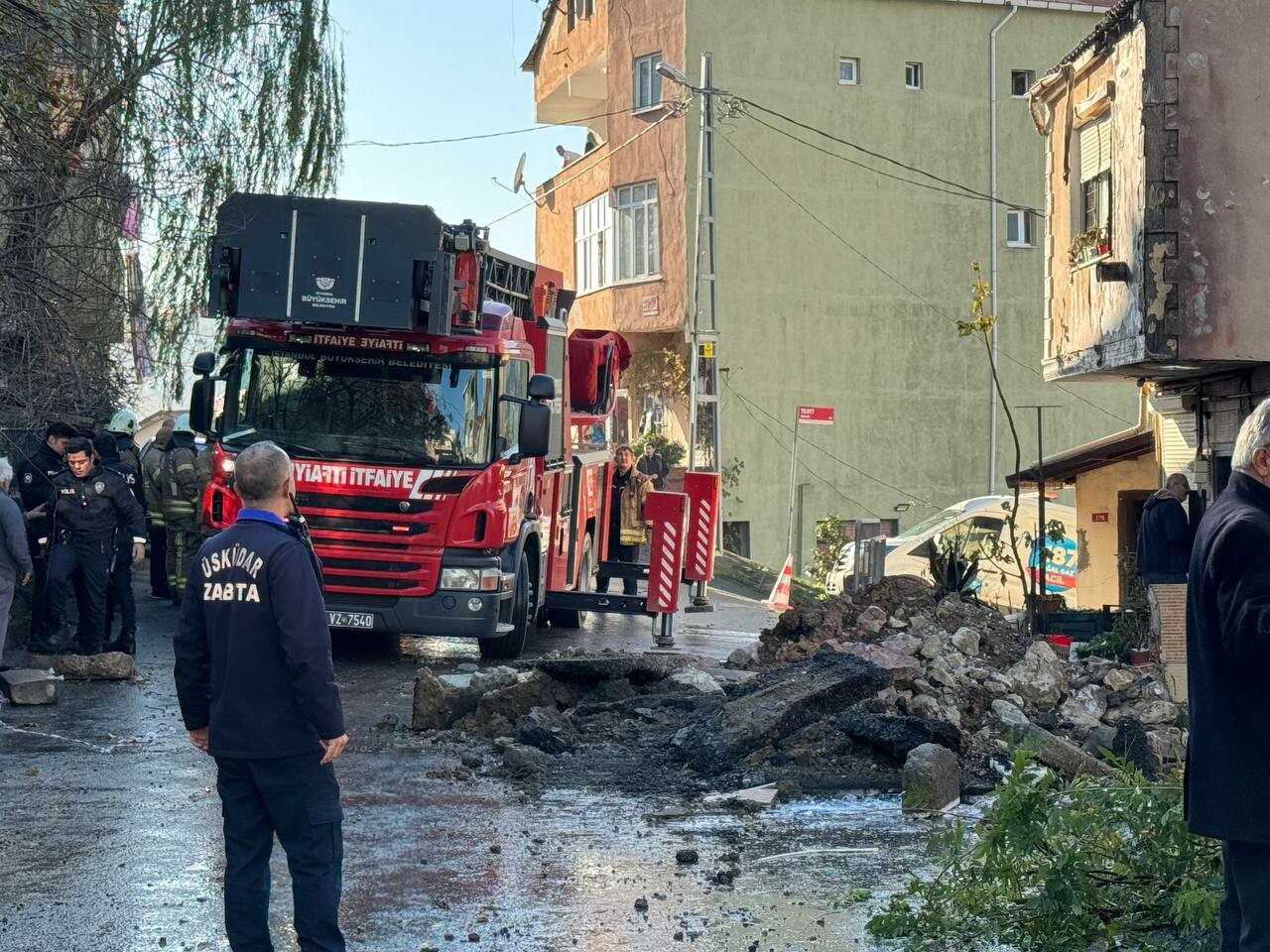 Üsküdar'da yol çalışmasında doğal gaz borusu patladı Üsküdar'da yol çalışmasında doğal gaz borusu patladı