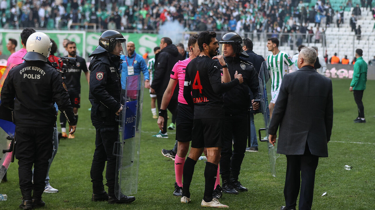 Bursaspor - Diyarbekirspor maçında ortalık savaş alanına döndü! 6 kırmızı kart çıktı