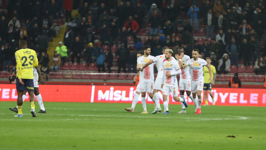 Michy Batshuayi siftahı 3 golle yaptı, Fenerbahçe Kayserispor'u deplasmanda 4 golle devirdi Michy Batshuayi siftahı 3 golle yaptı, Fenerbahçe Kayserispor'u deplasmanda 4 golle devirdi