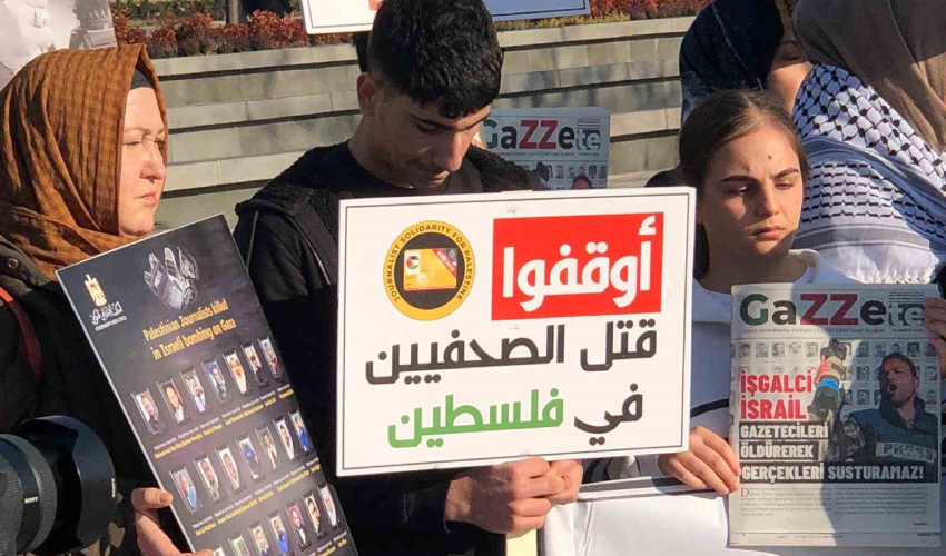 İsrail'İn öldürdüğü gazetecilerin anısına İstanbul'da 'GaZZete' dağıtıldı İsrail'İn öldürdüğü gazetecilerin anısına İstanbul'da 'GaZZete' dağıtıldı