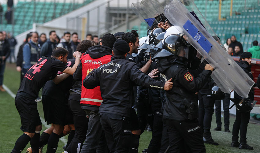 Bursaspor - Diyarbekirspor maçında ortalık savaş alanına döndü! 6 kırmızı kart çıktı Bursaspor - Diyarbekirspor maçında ortalık savaş alanına döndü! 6 kırmızı kart çıktı