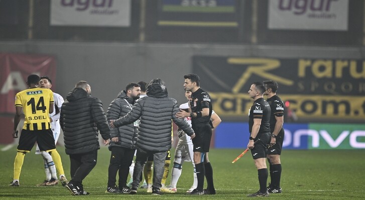 İstanbulspor neden sahadan çekildi? İstanbulspor Trabzonspor maçı iptal mi, ertelendi mi, ne olacak? İstanbulspor neden sahadan çekildi? İstanbulspor Trabzonspor maçı iptal mi, ertelendi mi, ne olacak? - 1. Resim