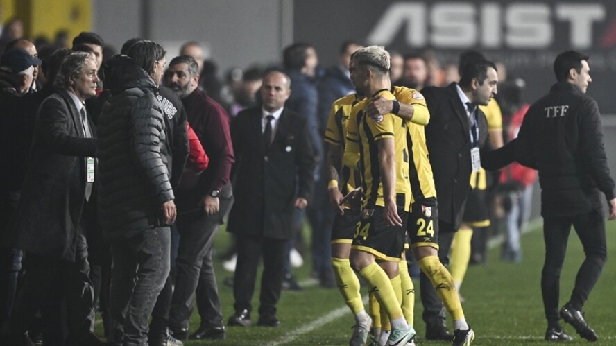 İstanbulspor neden sahadan çekildi? İstanbulspor Trabzonspor maçı iptal mi, ertelendi mi, ne olacak? İstanbulspor neden sahadan çekildi? İstanbulspor Trabzonspor maçı iptal mi, ertelendi mi, ne olacak? - 2. Resim