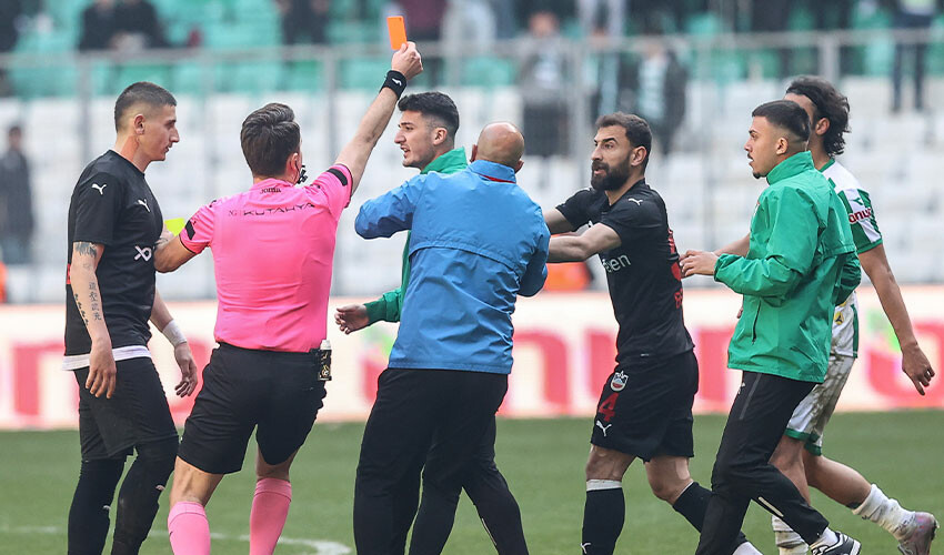 Bursaspor - Diyarbekirspor maçında ortalık savaş alanına döndü! 6 kırmızı kart çıktı Bursaspor - Diyarbekirspor maçında ortalık savaş alanına döndü! 6 kırmızı kart çıktı