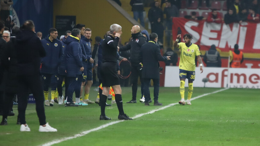 İtirazdan kırmızı kart gören Mert Hakan'ı İsmail Kartal'ın elinden zor aldılar! İtirazdan kırmızı kart gören Mert Hakan'ı İsmail Kartal'ın elinden zor aldılar!