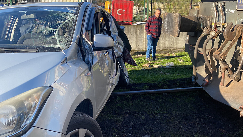 Trenin ucunda metrelerce sürüklendiler! Trenin ucunda metrelerce sürüklendiler!