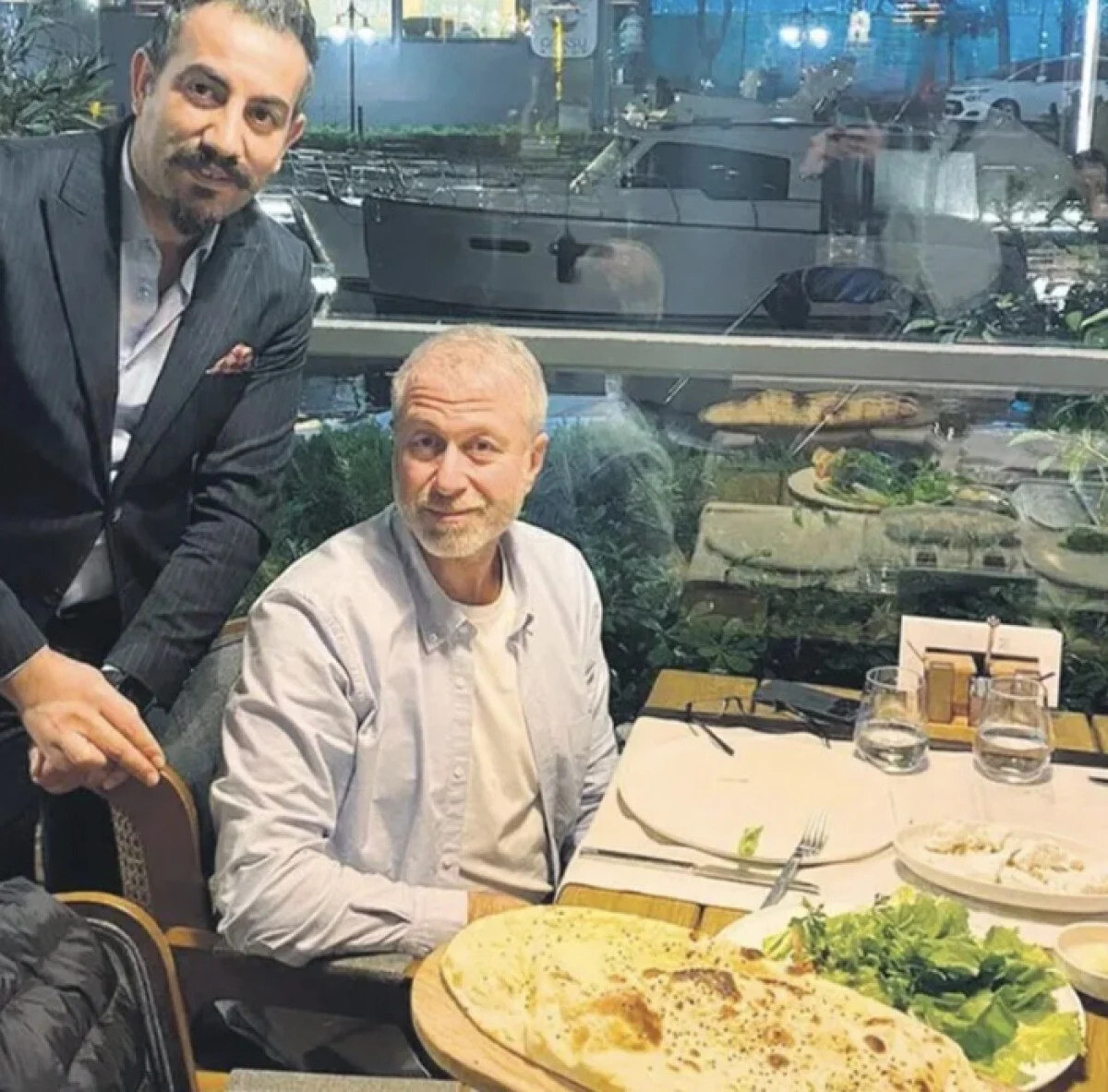 Abramoviç, İstanbul'da gittiği restoranda bahşiş dağıttı! Ödediği hesabın iki katını vererek garsonları ihya etti Abramoviç, İstanbul'da gittiği restoranda bahşiş dağıttı! Ödediği hesabın iki katını vererek garsonları ihya etti