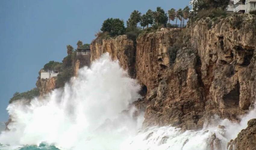 Antalya’da korkutan fırtına, dev dalgalar 30 metre havaya yükseldi! Uçaklar zorlukla iniş yaptı