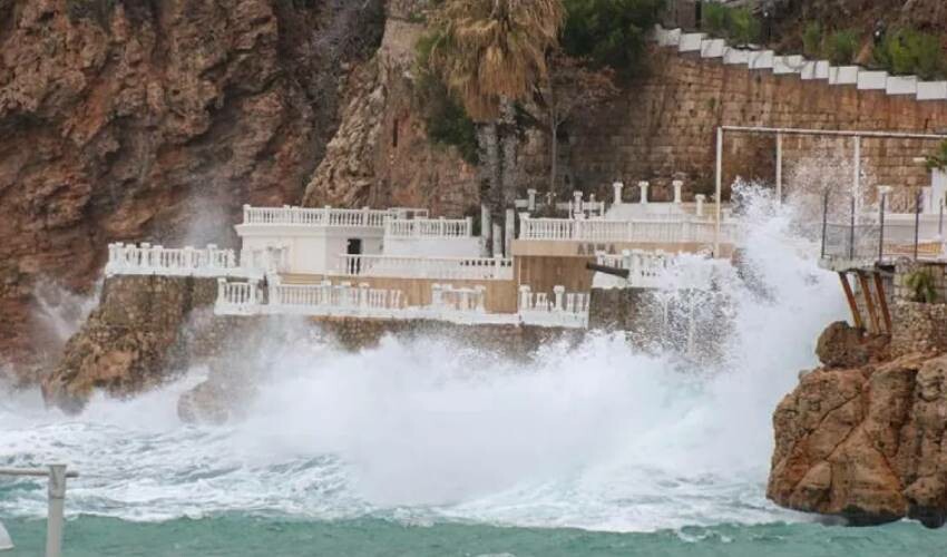 Antalya’da korkutan fırtına, dev dalgalar 30 metre havaya yükseldi! Uçaklar zorlukla iniş yaptı