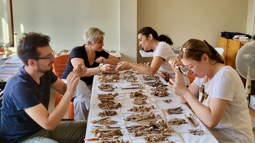 Çatalhöyük'te 8 bin 500 yıllık tarihi buluş! Acısını ve ağrısını dindirmek için yaptıkları hayrete düşürdü çatalhöyük