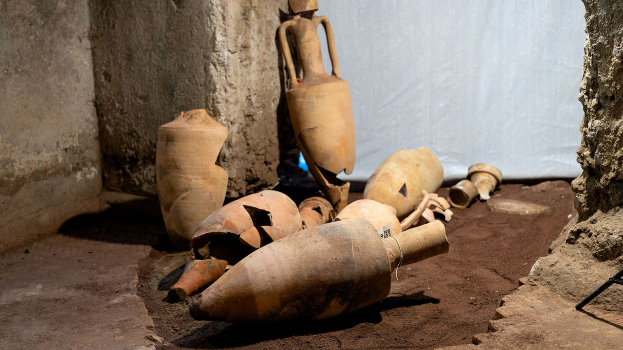 Roma'da deniz kabuğu ve mercandan yapılmış 2300 yıllık mozaik keşfedildi