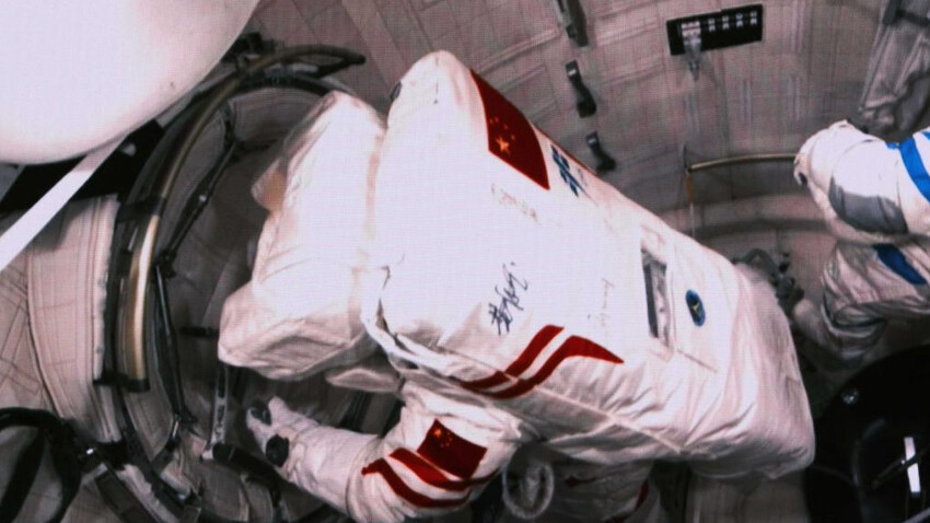 Uzay boşluğunda 7,5 saat... Çinli taykonotlar Dünya'nın yörüngesinde yürüyüşe çıktı
