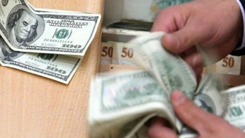 <h3>KÜRESELDE KAN KAYBEDEN DOLAR, YURT İÇİNDE ZİRVEDE</h3><p>Fed’in 2024'te faizleri düşüreceğine dair teyit almak için günün ilerleyen saatlerinde açıklanacak olan temel enflasyon verilerine çevrilirken dolar endeksi dört ayın en düşük seviyesine geriledi. Kan kaybeden dolar endeksi 101.80 puana kadar gerilerken, Dolar/TL yurt içinde rekor kırdı. Dolar/TL bugün 29.435 TL'yi görerek tarihi zirvesini yeniledi. </p>