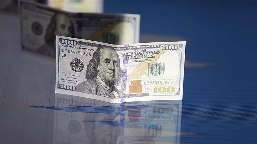 <h3>DOLAR 2024 SONUNDA BU RAKAMI GÖRECEK</h3><p>Kurun yükselişinin 2024’te de süreceğini belirten Wietoska’ya göre 2024’ün sonunda Dolar/TL 36 TL'ye çıkacak. Deutsche Bank ekonomisti Christian Wietoska şunları söyledi: “Kurun özellikle seçimlere doğru reel bazda çok iyi performans göstereceğine inanıyoruz. 2024 sonu itibarıyla Dolar/TL kuru hedefimiz 36. Nominal anlamda değer kaybının çok kademeli olacağına inanıyoruz.”</p>