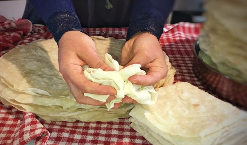 Ev hanımları dikkat! Yufkaya 1 kaşık bunu sürün ne yırtılıyor ne dağılıyor! Baklavacıların gizli sırrı bu Ev hanımları dikkat! Yufkaya 1 kaşık bunu sürün ne yırtılıyor ne dağılıyor! Baklavacıların gizli sırrı bu