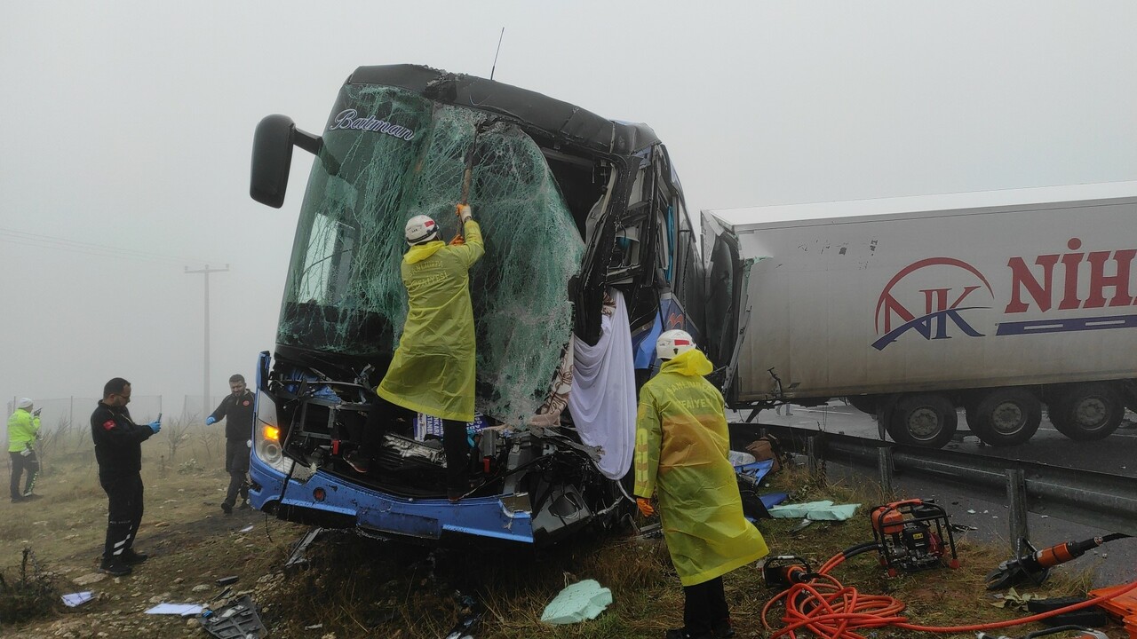 Şanlıurfa'da yolcu otobüsü ile 2 tır çarpıştı! 1 ölü, 15 yaralı