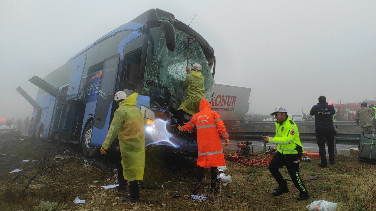 Şanlıurfa'da yolcu otobüsü ile 2 tır çarpıştı! 1 ölü, 15 yaralı