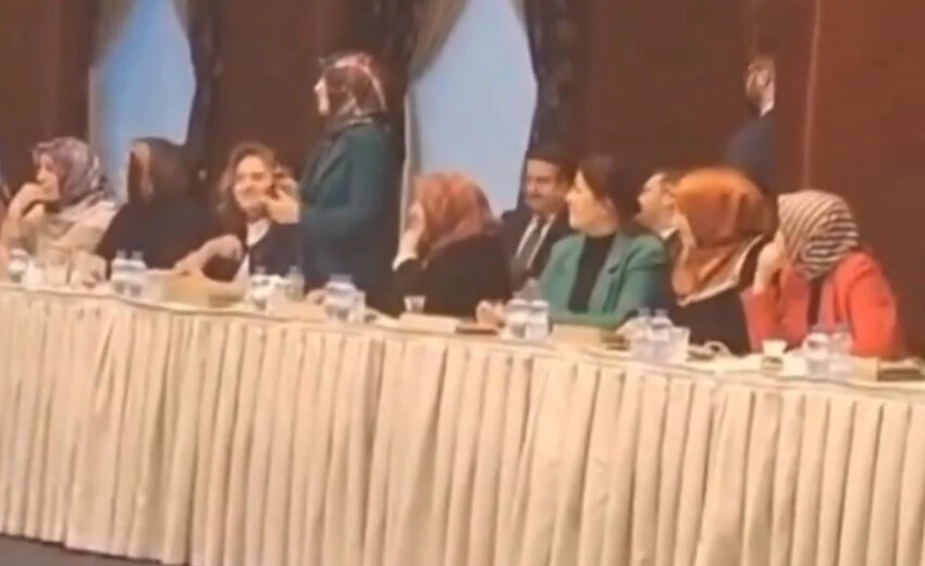 Cumhurbaşkanı Erdoğan, AK Partili başkanın övgüsünden rahatsız oldu, hemen araya girip düzeltti Cumhurbaşkanı Erdoğan, AK Partili başkanın övgüsünden rahatsız oldu, hemen araya girip düzeltti