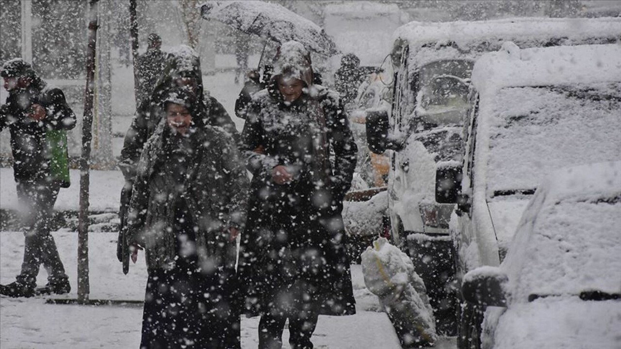 Meteoroloji&#039;den kuvvetli kar ve fırtına uyarısı! İkisi birden vuracak!