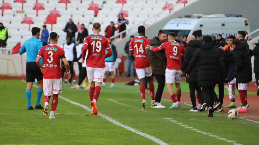 Sivasspor'un yeni Mehmet Yıldız'ı Rey Manaj 2023'ü 9 golle tamamladı Sivasspor'un yeni Mehmet Yıldız'ı Rey Manaj 2023'ü 9 golle tamamladı