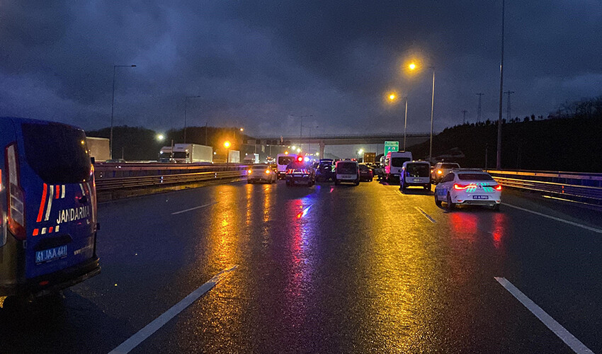 Bakan Yerlikaya devreye girdi, Kuzey Marmara Otoyolu'ndaki rehine krizi çözüldü! Bakan Yerlikaya devreye girdi, Kuzey Marmara Otoyolu'ndaki rehine krizi çözüldü!