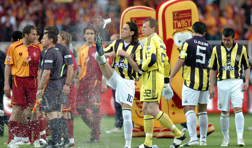 Fenerbahçeli eski milli futbolcu Galatasaray'dan özür diledi! 'Gençliğin verdiği bilinçsizlik' Fenerbahçeli eski milli futbolcu Galatasaray'dan özür diledi! 'Gençliğin verdiği bilinçsizlik'