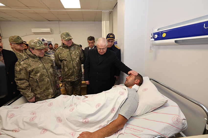 Bakan Güler'den kahraman Mehmetçiklere ziyaret: Güçlüyüz, her zaman hazırız komutanım! Bakan Güler'den kahraman Mehmetçiklere ziyaret: Güçlüyüz, her zaman hazırız komutanım!