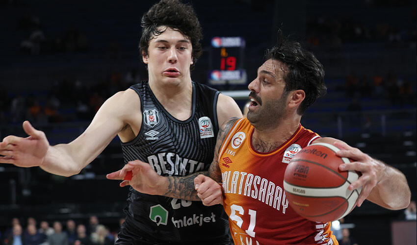 Derbide kazanan Galatasaray! Karşılaşmanın son dakikalarında kavga çıktı Derbide kazanan Galatasaray! Karşılaşmanın son dakikalarında kavga çıktı