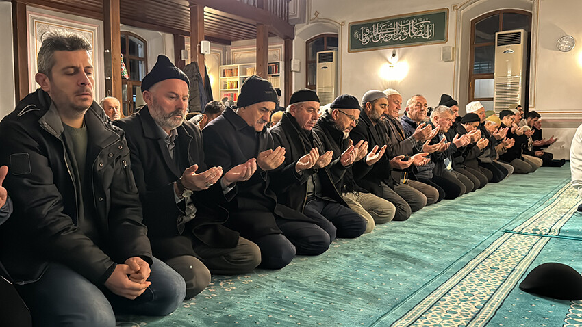 Türkiye yasta! Eller şehitlerimiz için semaya açıldı Türkiye yasta! Eller şehitlerimiz için semaya açıldı