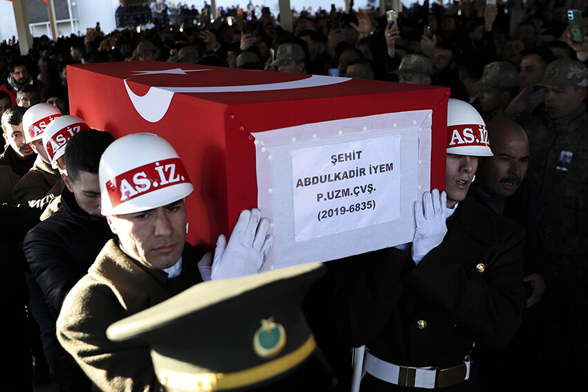Şehit cenazesinde gergin anlar! CHP lideri Özgür Özel'in gönderdiği çelenk parçalandı