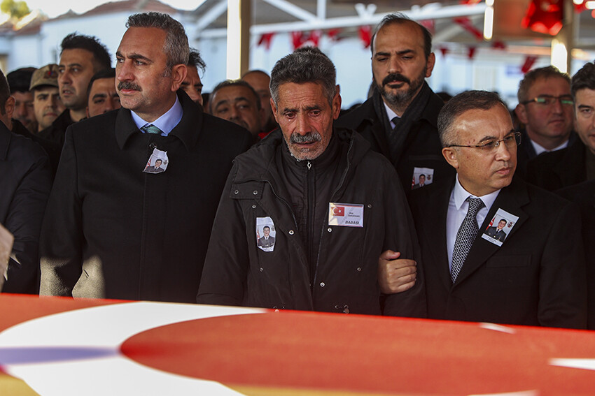 Şehit cenazesinde gergin anlar! CHP lideri Özgür Özel'in gönderdiği çelenk parçalandı