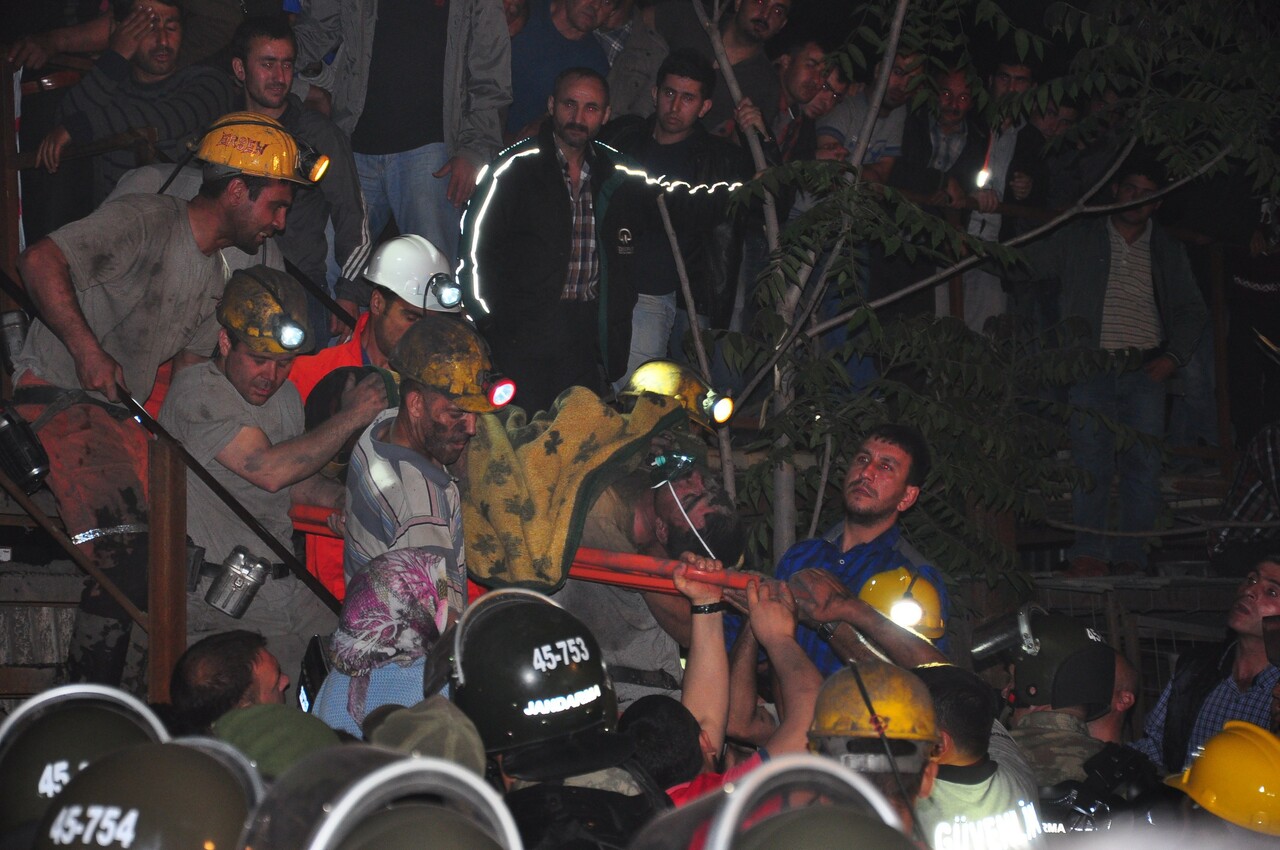 301 madenci ölmüştü! Soma maden faciasında 9 yıl sonra 28 kamu görevlisine dava 301 madenci ölmüştü! Soma maden faciasında 9 yıl sonra 28 kamu görevlisine dava